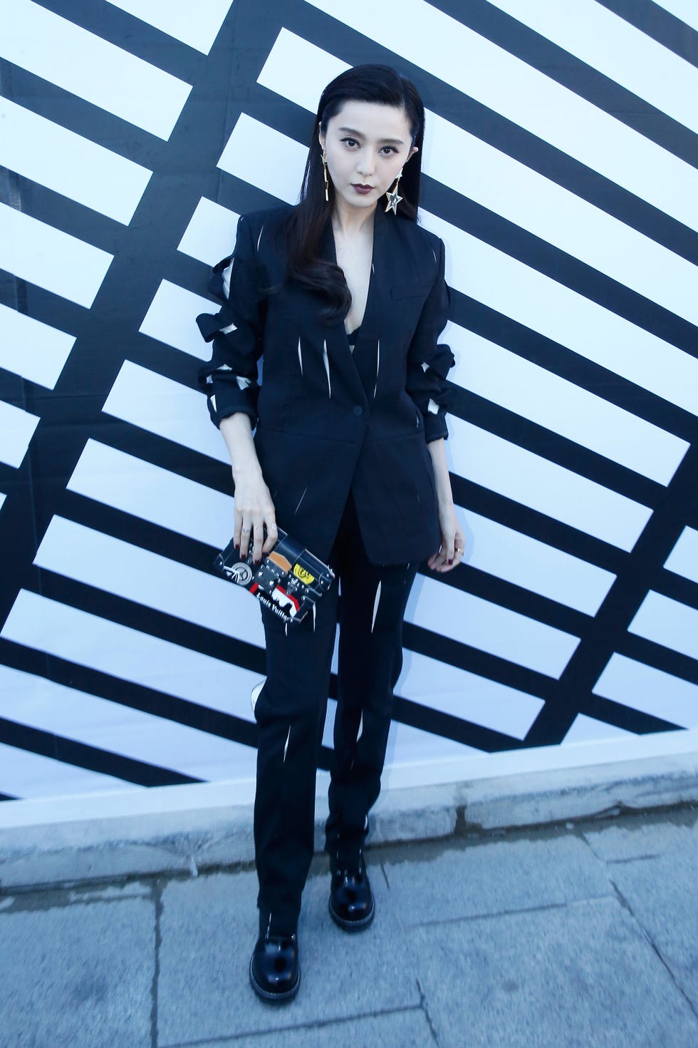 Sleeve, Collar, Standing, Outerwear, Style, Street fashion, Blazer, Bag, Fashion, Black, 