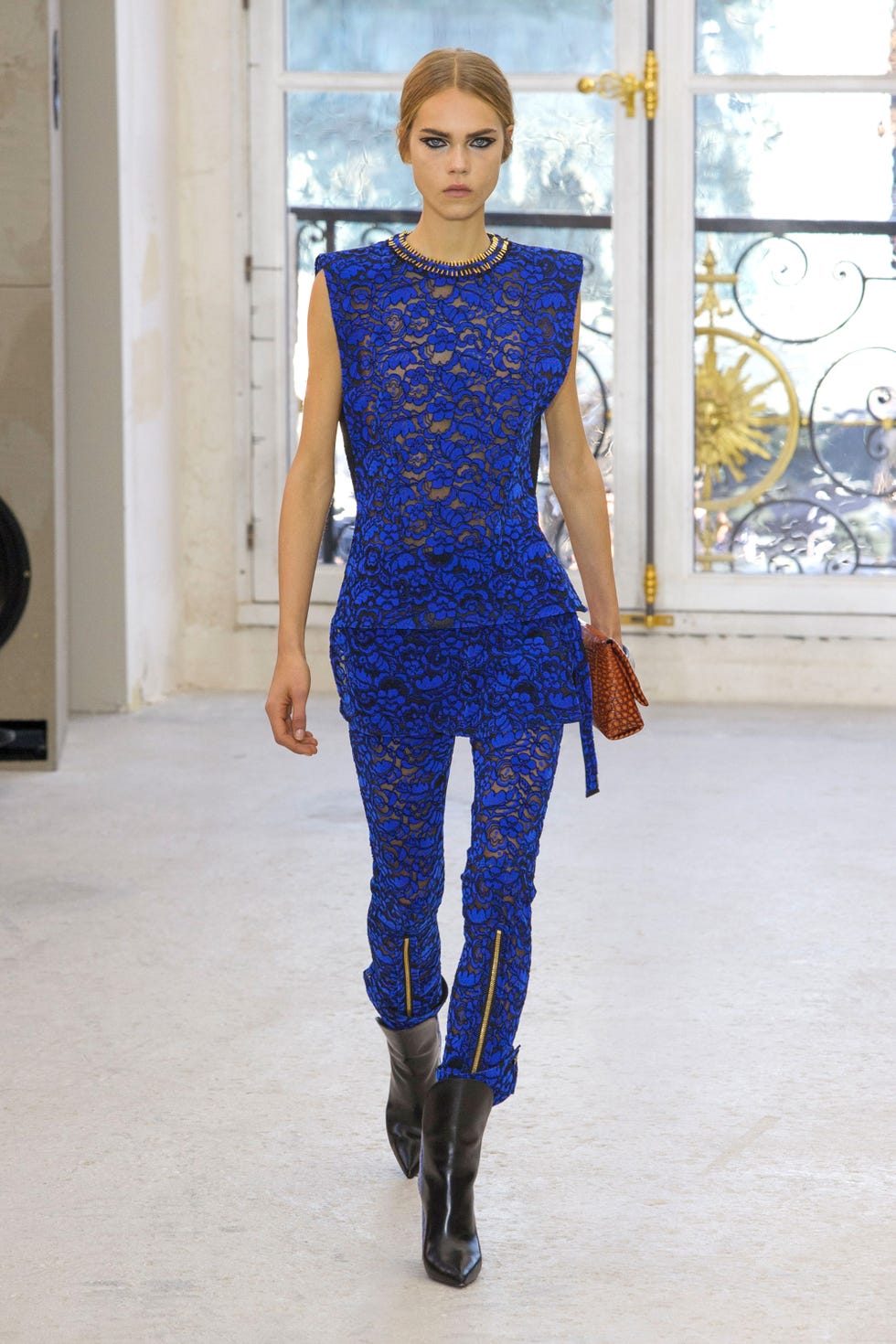 Blue, Shoulder, Joint, Human leg, Style, Waist, Fashion show, Electric blue, Fashion model, Fashion, 