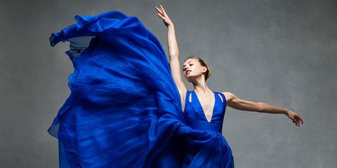 Blue, Sleeve, Performing arts, Dancer, Electric blue, Fashion, Cobalt blue, Choreography, Muscle, Costume, 