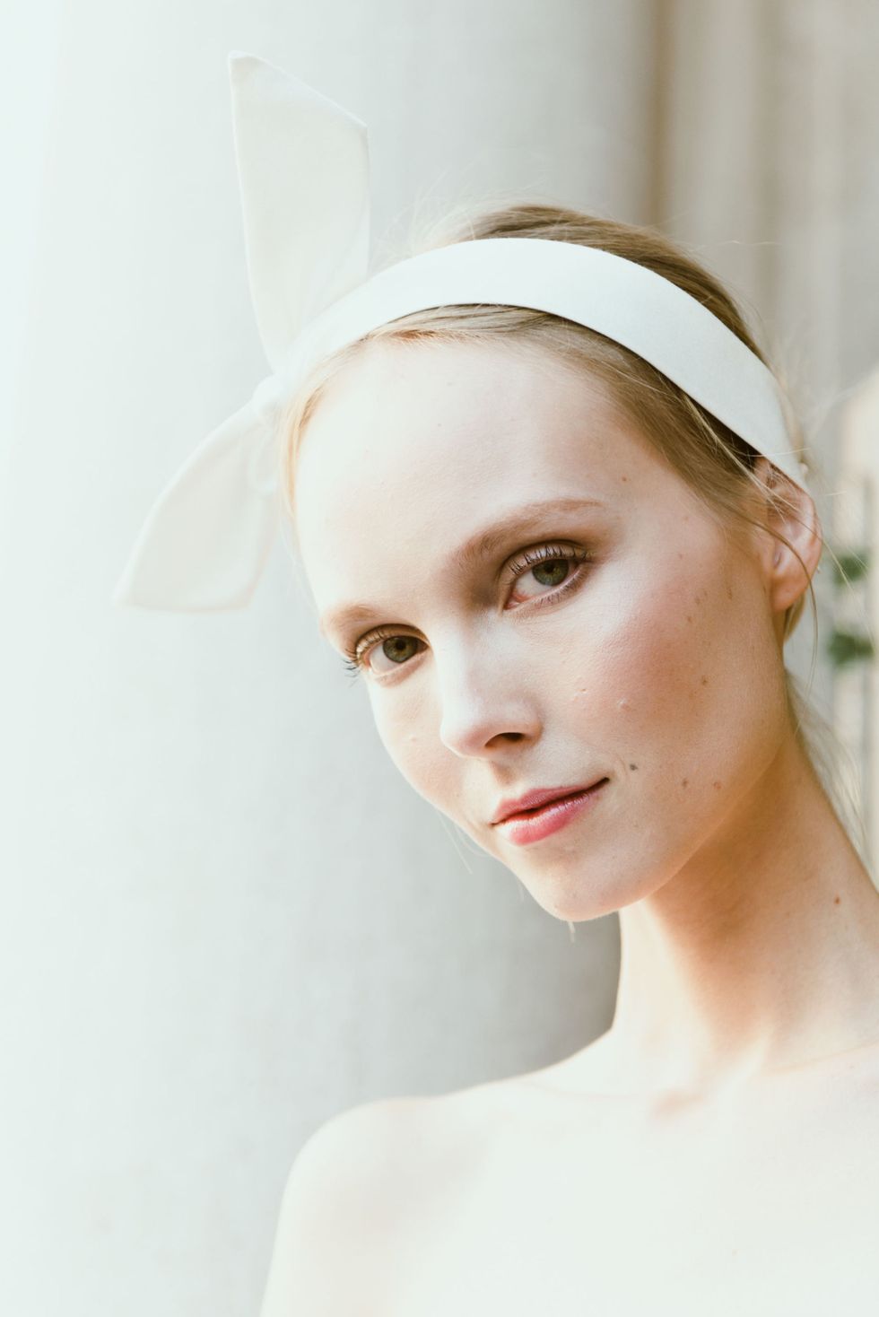 <p>Little blush, shimmer or bronzer were seen at Lela Rose's Fall 2017&nbsp;presentation. Just a tiny bit of matte bronzer highlighted the models' cheekbones.&nbsp;<span class="redactor-invisible-space"></span></p>