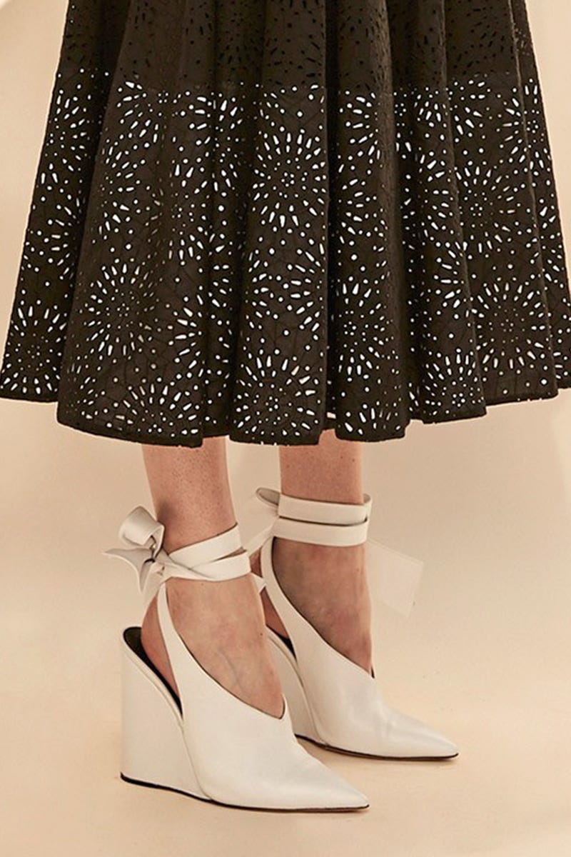 Textile, Human leg, Style, Fashion, Pattern, Black, Knee, Beige, Day dress, One-piece garment, 