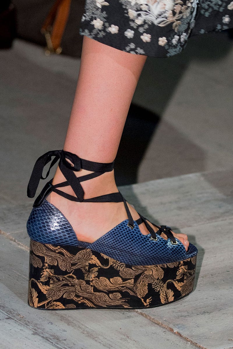 Blue, Human leg, Joint, Sandal, Fashion, Foot, Teal, Calf, Street fashion, Toe, 