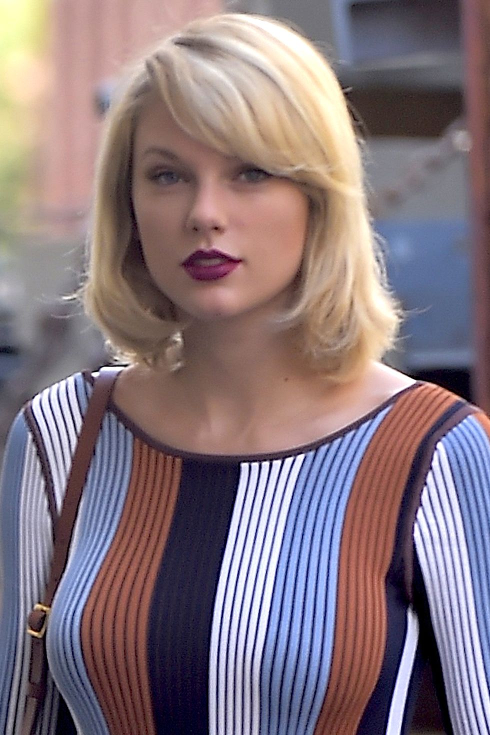 <p>Taylor Swift's new shag cut is often dried straight and rolled inward.</p>