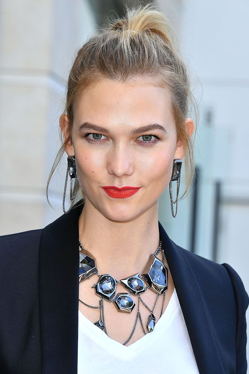 <p>Karlie Kloss goes for honey around her hairline and a girly high ponytail.&nbsp;</p><p><span class="redactor-invisible-space" data-verified="redactor" data-redactor-tag="span" data-redactor-class="redactor-invisible-space"></span></p>