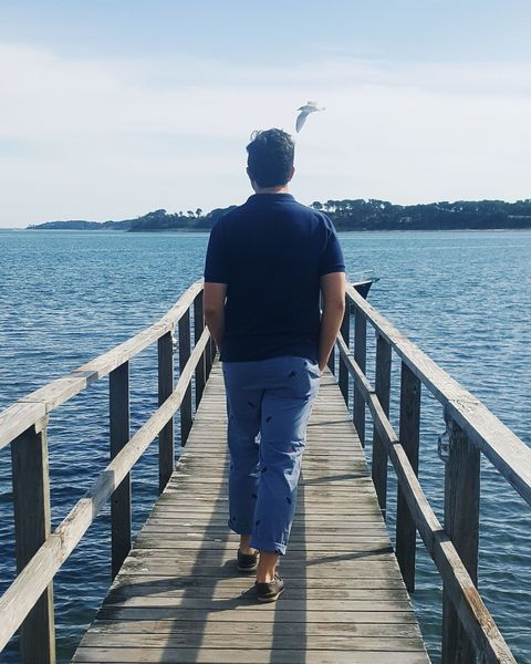 Eau, Voie navigable, Jeans, Horizon, Personnes dans la nature, Passerelle, Promenade, Denim, Pont, Quai,