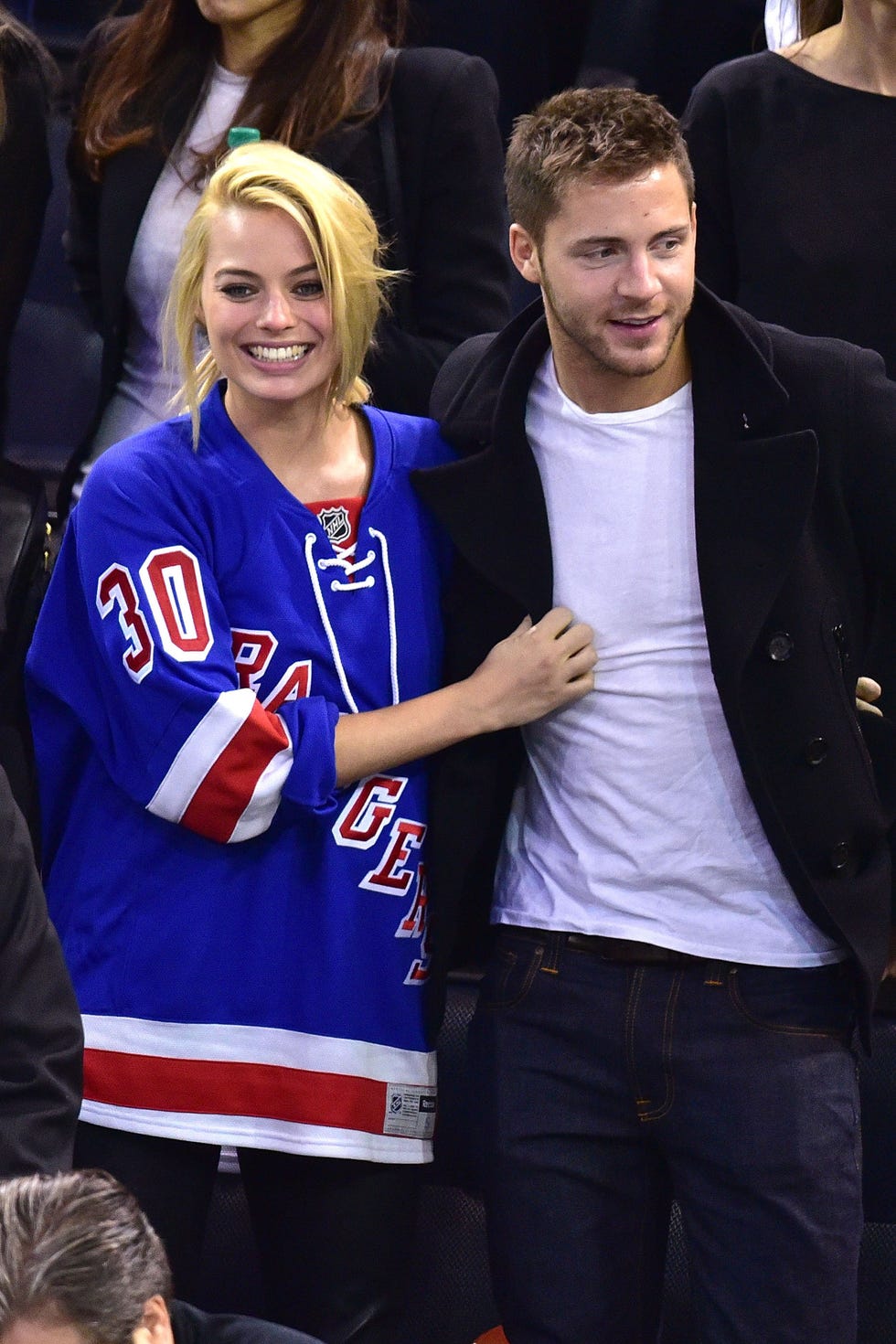 facial expression, jersey, sports jersey, blond, fan, brown hair, laugh, gesture, flag, pocket,