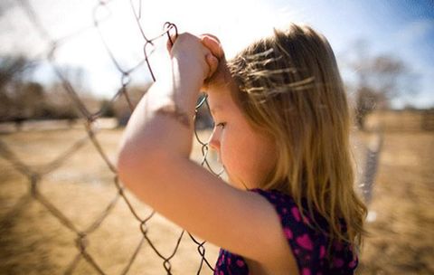 Finger, Hairstyle, Wire fencing, Mesh, Shoulder, Hand, Summer, People in nature, Chain-link fencing, Beauty, 