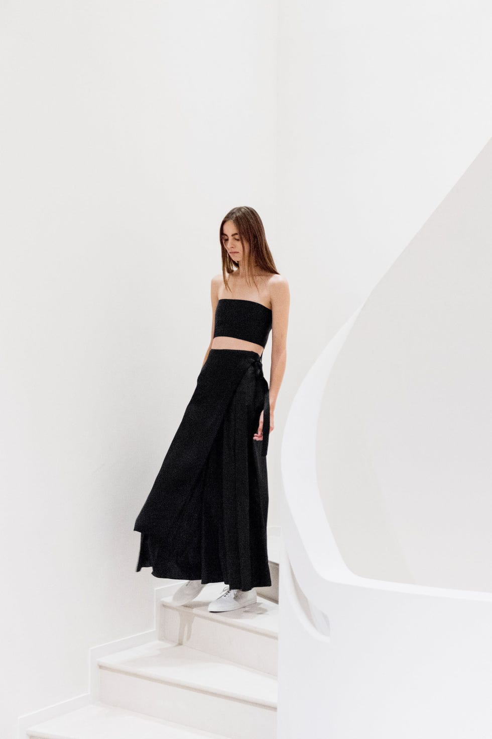 Sleeve, Shoulder, Dress, Standing, Waist, Elbow, One-piece garment, Formal wear, Fashion model, Day dress, 