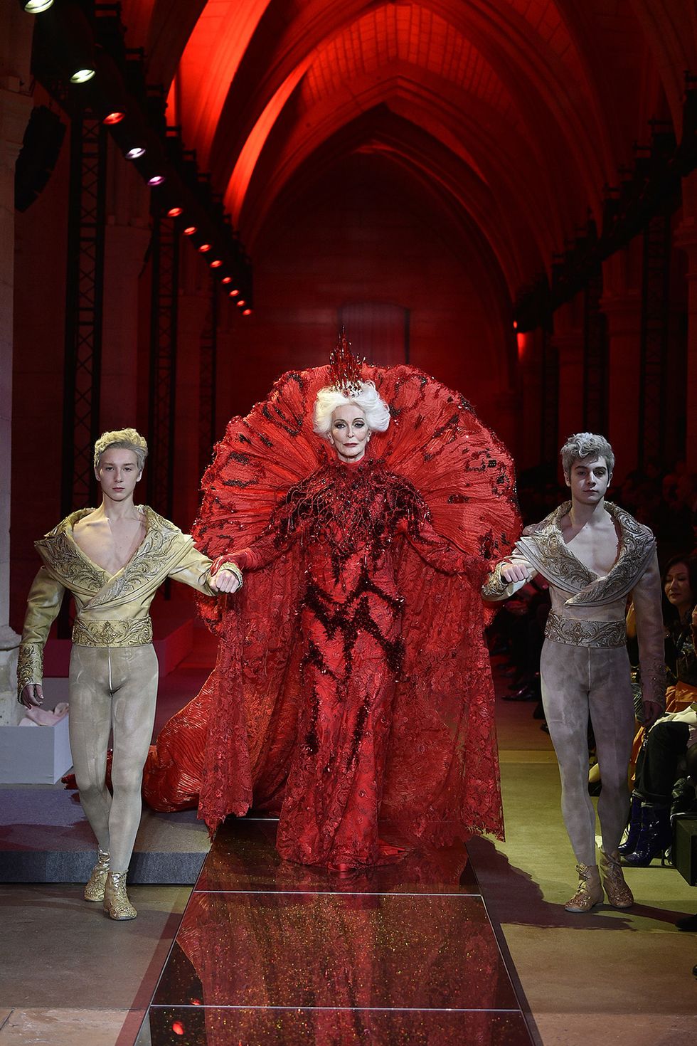 Performing arts, Costume design, Stage, Costume, heater, Performance art, Fashion design, Drama, Acting, Haute couture, 