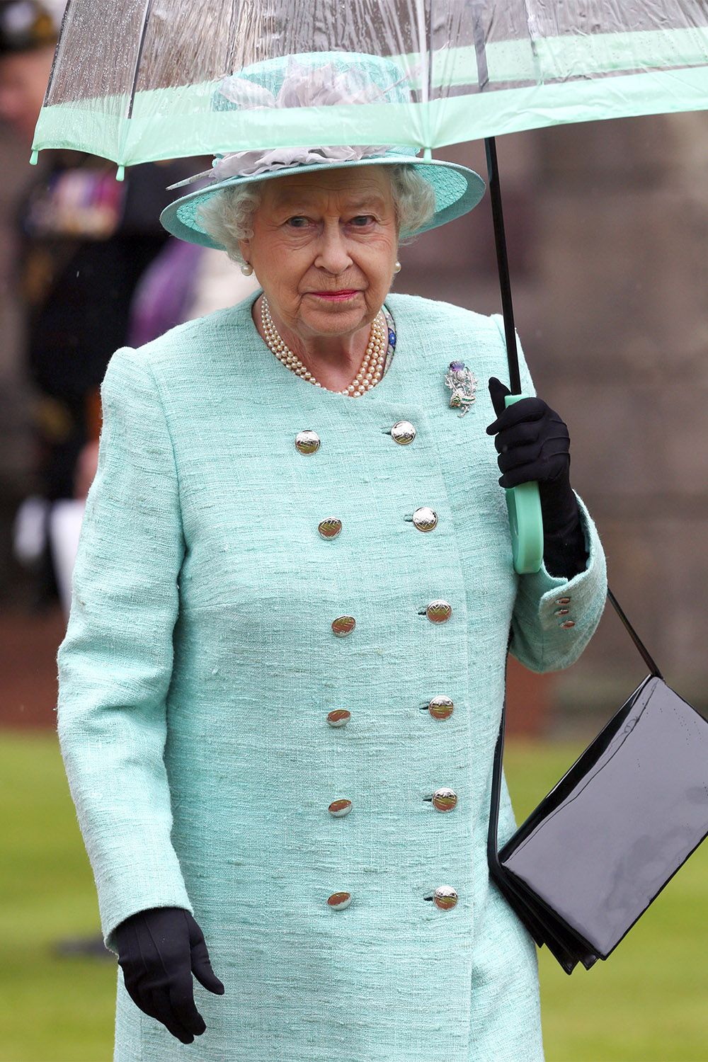 hbz-queen-elizabeth-umbrellas-11-2013-gettyimages-172490664.jpg