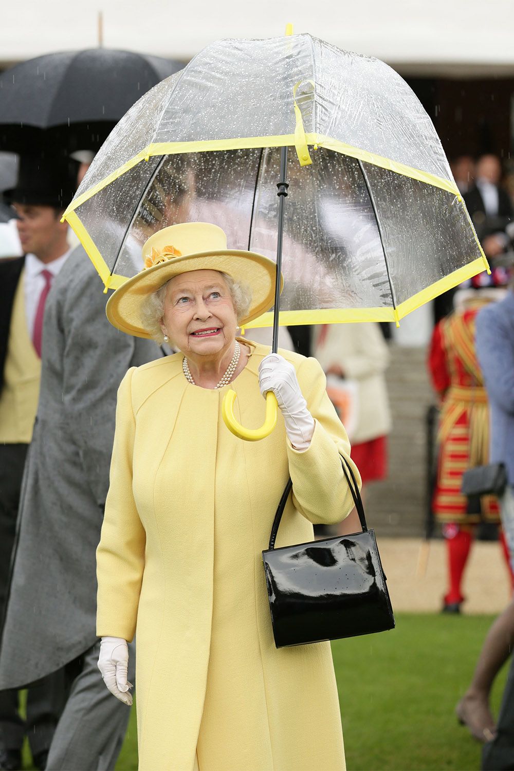 hbz-queen-elizabeth-umbrellas-7-2014-gettyimages-495457759.jpg