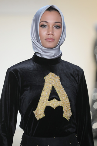 Sleeve, Fashion, Neck, Costume, Wrap, Makeover, Shawl, Mantle, Portrait photography, Portrait, 