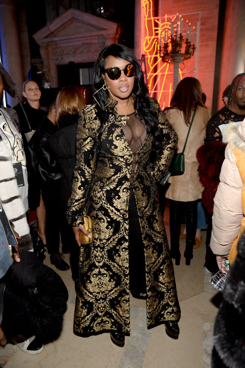 Eyewear, Trousers, Textile, Sunglasses, Outerwear, Coat, Style, Bag, Street fashion, Fashion, 
