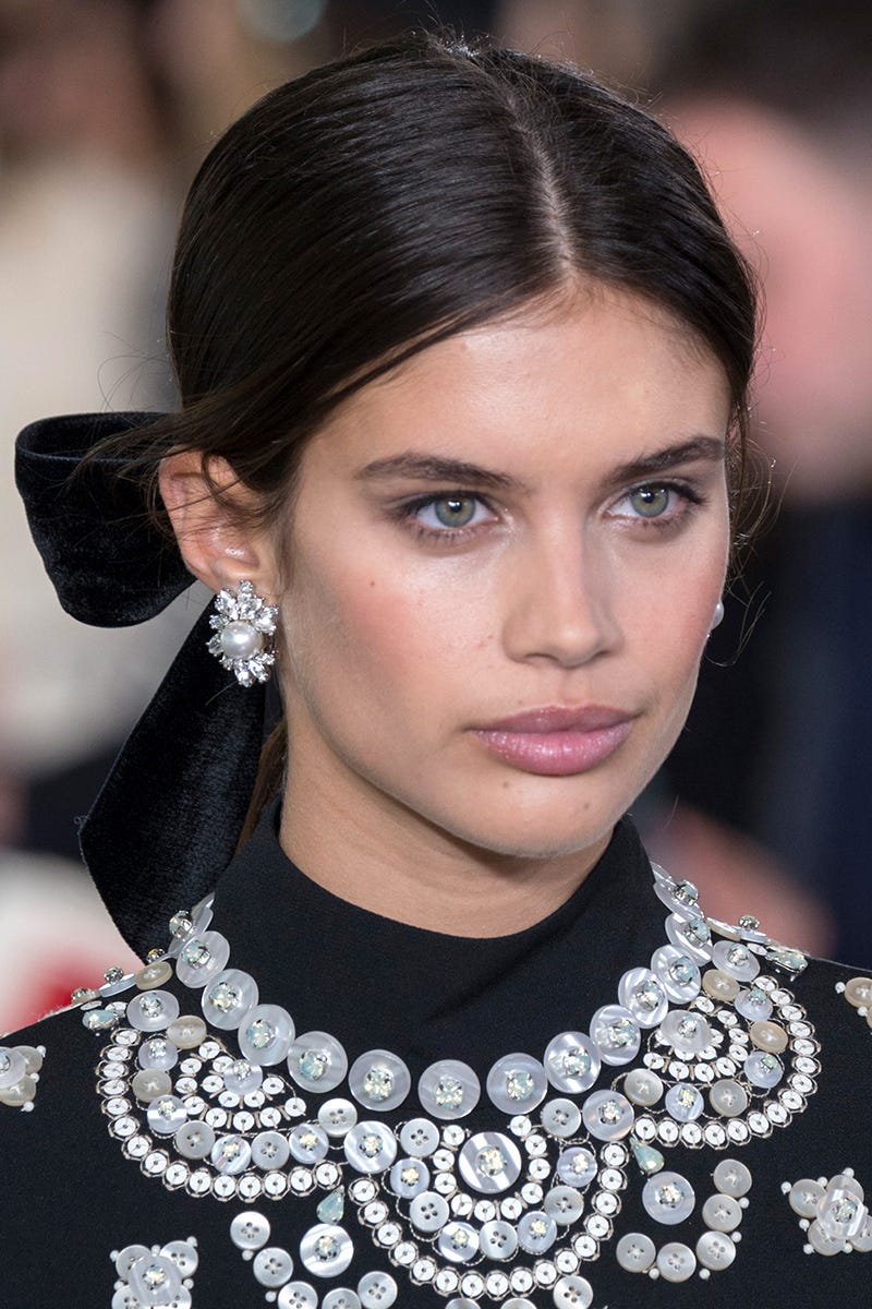 Ear, Lip, Hairstyle, Forehead, Eyelash, Eyebrow, Fashion accessory, Style, Black hair, Earrings, 
