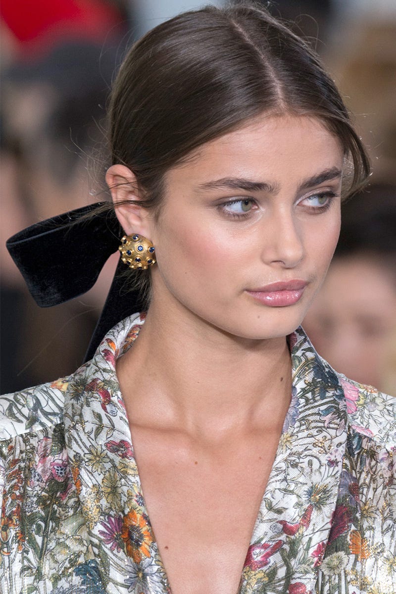 Hair, Ear, Earrings, Lip, Hairstyle, Chin, Forehead, Eyelash, Eyebrow, Style, 