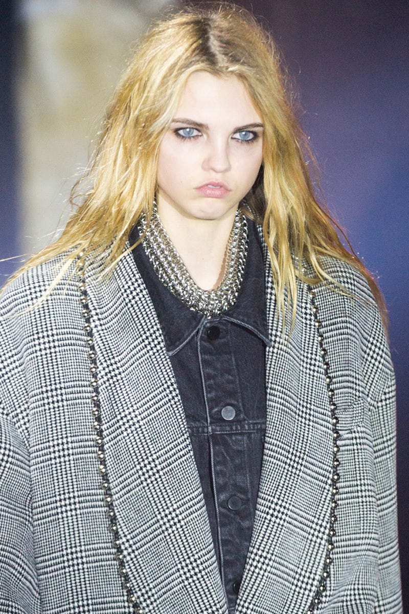 Lip, Hairstyle, Textile, Eyelash, Style, Collar, Fashion model, Street fashion, Jewellery, Blond, 