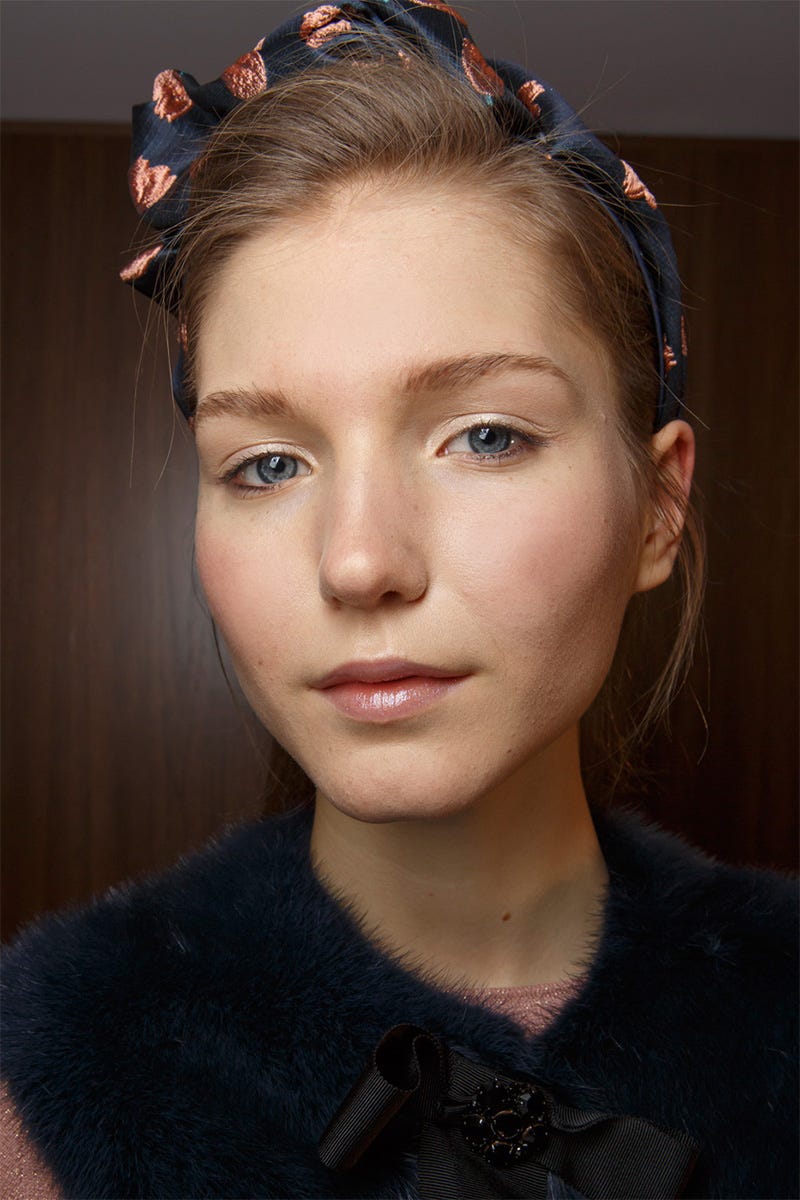 Lip, Hairstyle, Chin, Forehead, Eyebrow, Hair accessory, Fashion accessory, Eyelash, Headgear, Headpiece, 