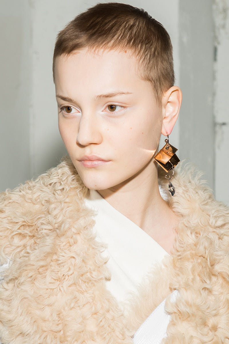 Ear, Earrings, Hairstyle, Eyebrow, Textile, Eyelash, Style, Fashion accessory, Beauty, Natural material, 