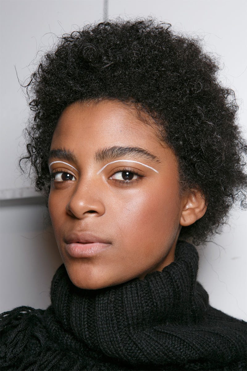 Lip, Hairstyle, Chin, Forehead, Eyebrow, Textile, Black hair, Style, Wool, Jheri curl, 