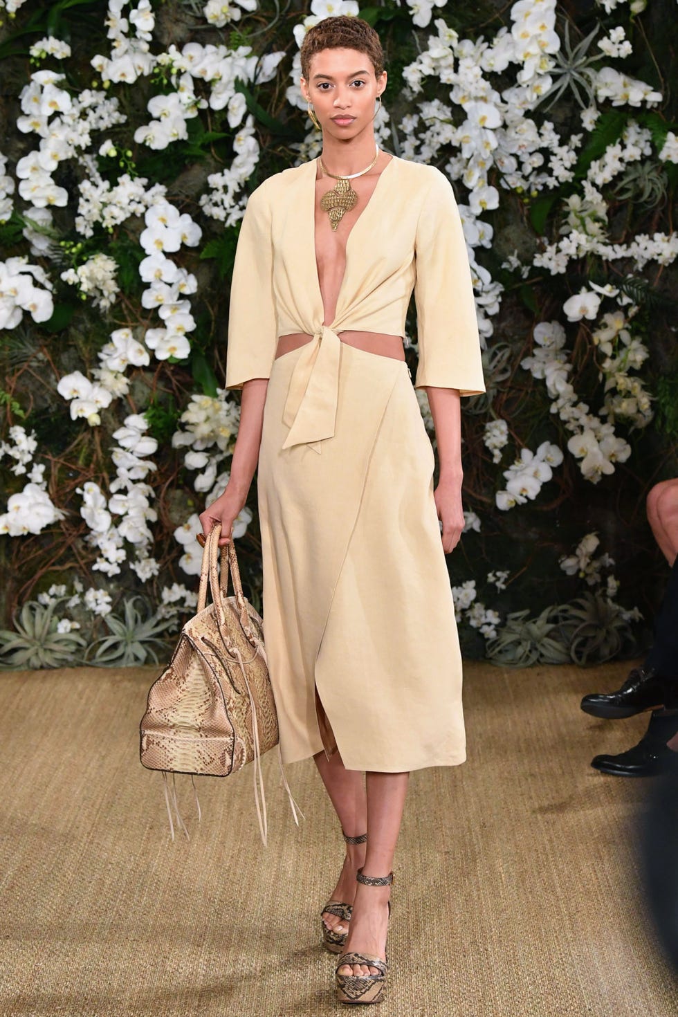 Brown, Shoulder, Textile, Petal, Style, Fashion accessory, Bag, Fashion, Sandal, Fashion model, Brown, Shoulder, Textile, Petal, Style, Fashion accessory, Bag, Fashion, Sandal, Fashion model,