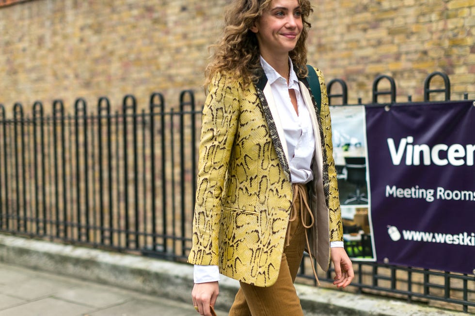Sleeve, Coat, Collar, Street fashion, Bag, Blazer, Banner, Pocket, Top, Fence, 