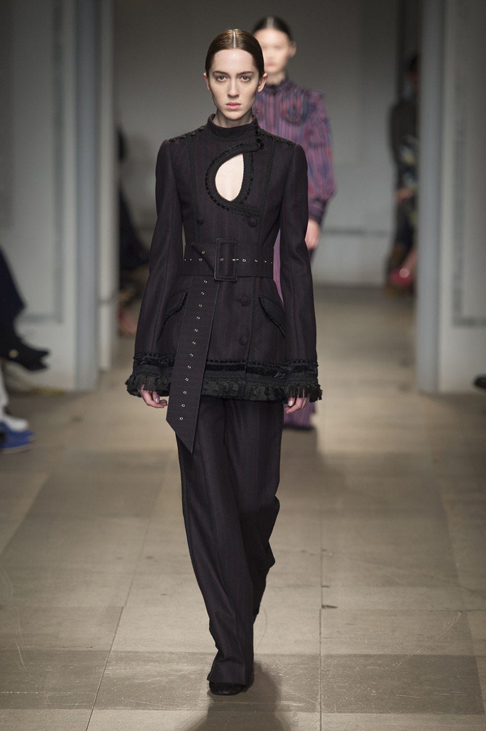 Shoulder, Fashion show, Outerwear, Style, Runway, Fashion model, Fashion, Waist, Street fashion, Fashion design, 
