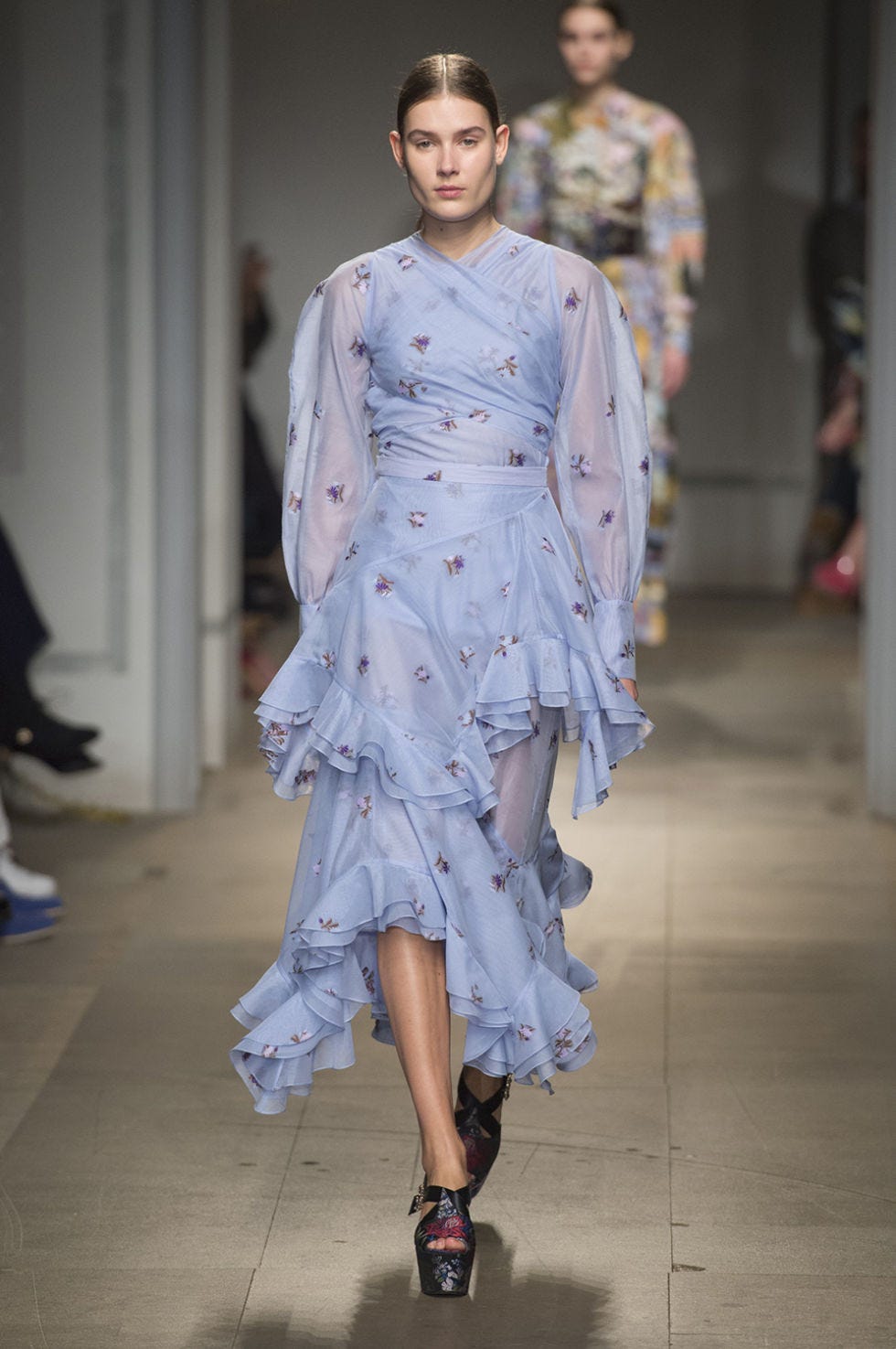 Footwear, Sleeve, Fashion show, Textile, Style, Runway, Pattern, Fashion model, Fashion, Street fashion, 