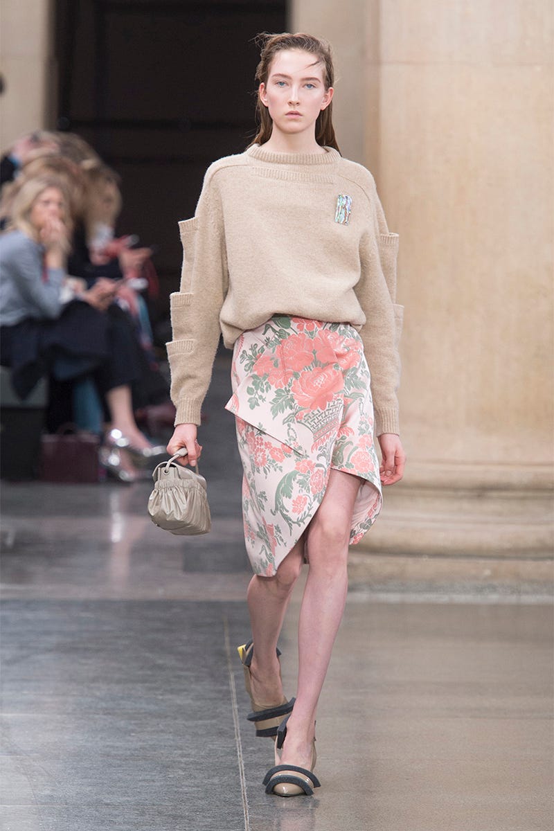 Clothing, Brown, Shoulder, Human leg, Joint, Outerwear, Style, Street fashion, Fashion show, Waist, 