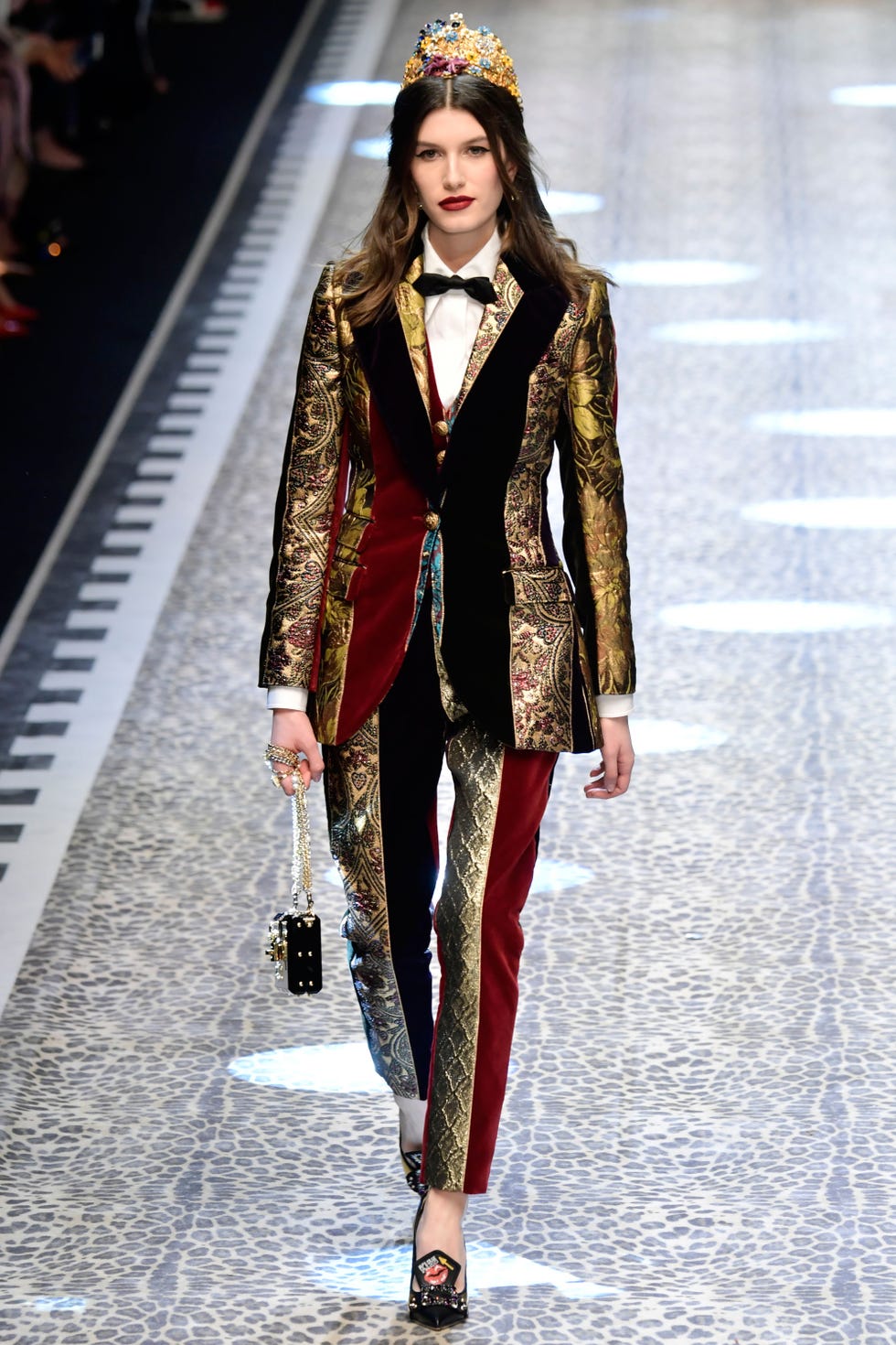 Fashion show, Outerwear, Runway, Fashion model, Style, Winter, Fashion accessory, Street fashion, Fashion, Model, 