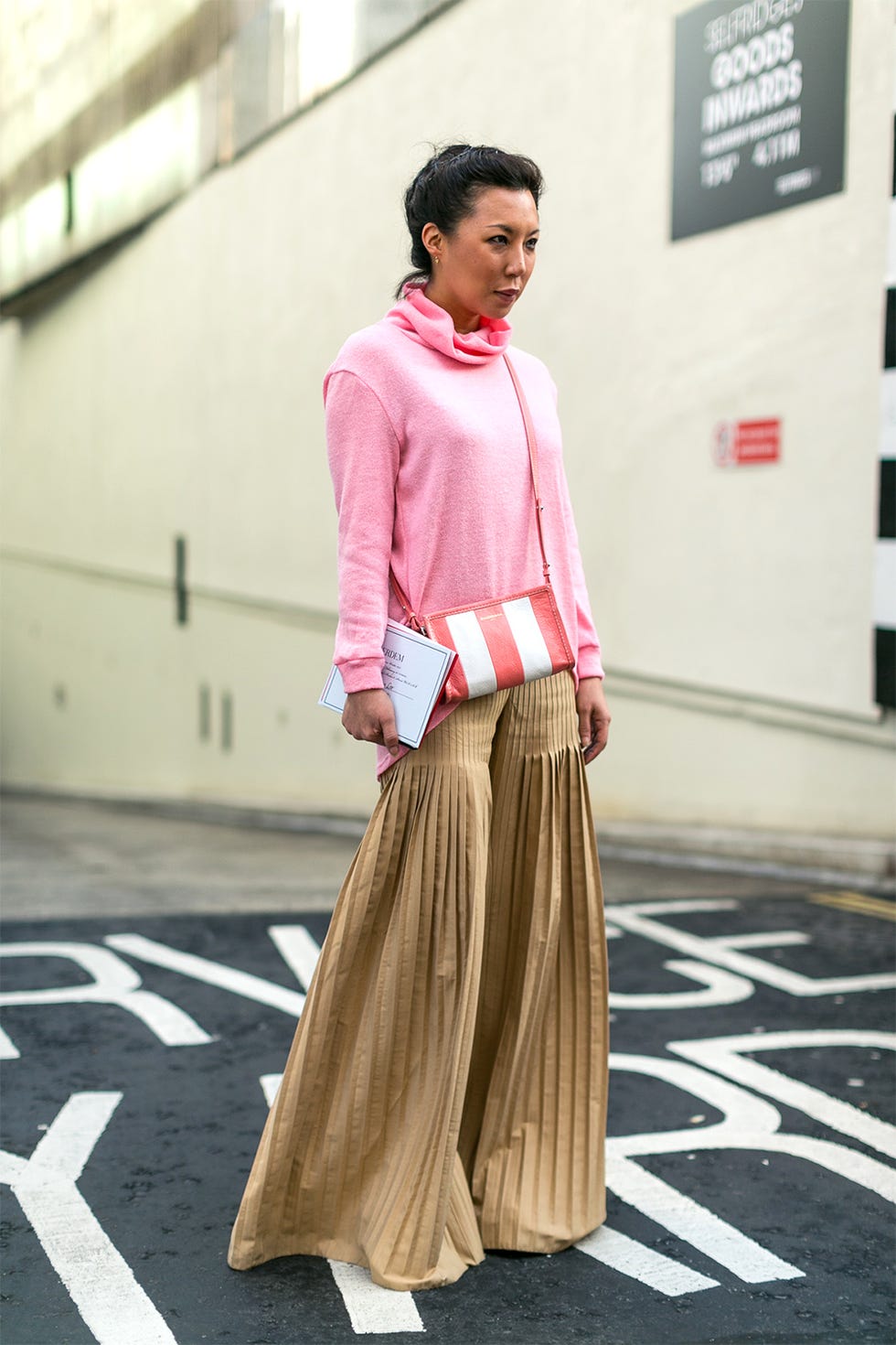 Sleeve, Shoulder, Textile, Style, Street fashion, Waist, Magenta, Fashion, Khaki, Picture frame, 
