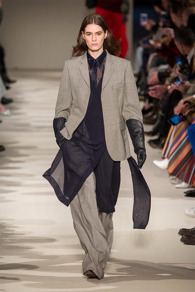 Fashion show, Runway, Outerwear, Fashion model, Style, Fashion, Street fashion, Model, Blazer, Bag, 