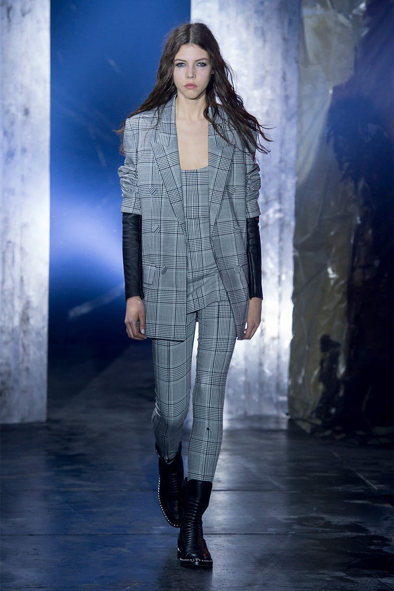 Fashion show, Runway, Style, Fashion model, Fashion, Street fashion, Model, Blazer, Fashion design, Long hair, 