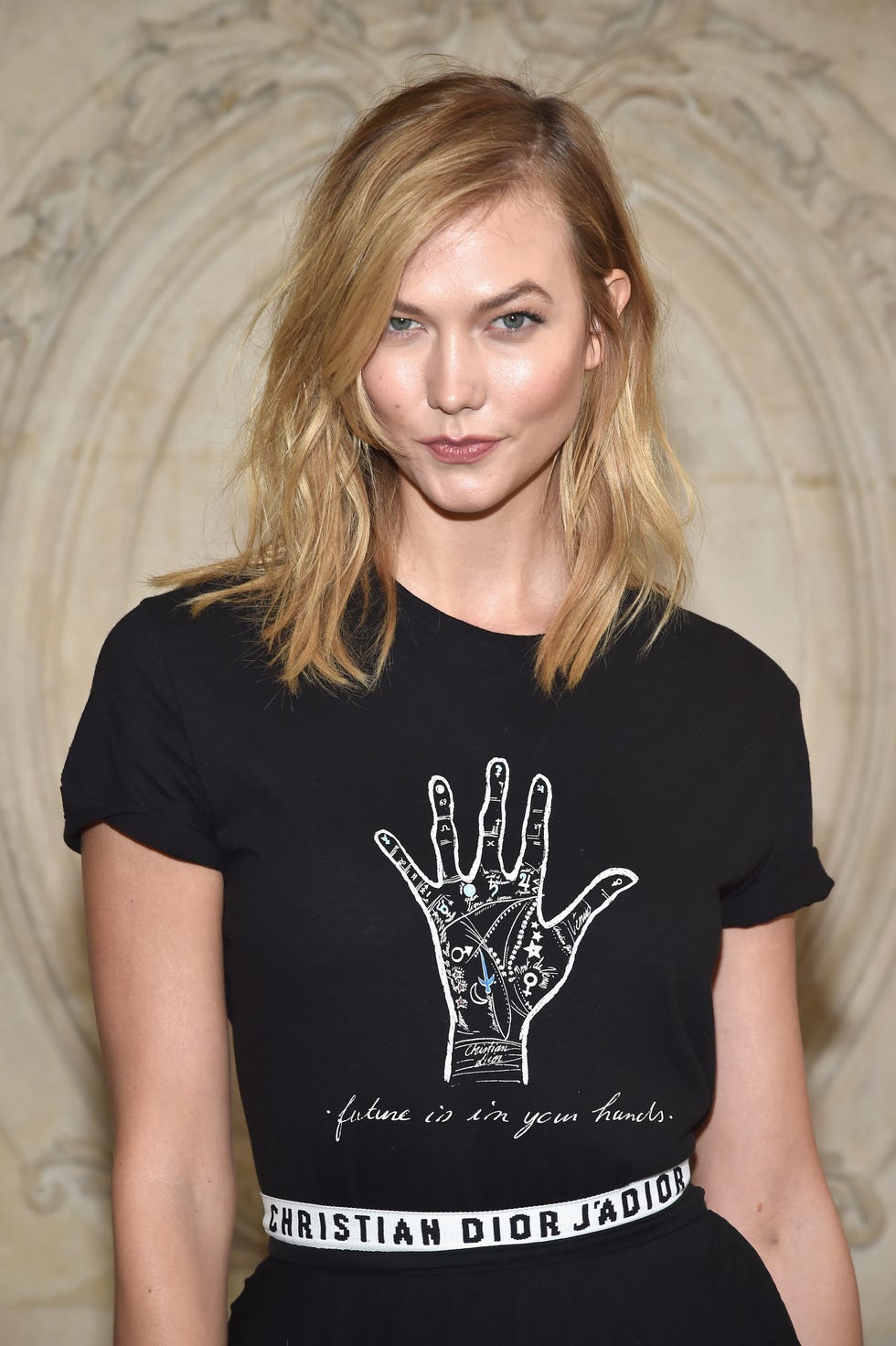 Human, Sleeve, Shoulder, Joint, Chest, T-shirt, Iris, Organ, Eyelash, Neck, 