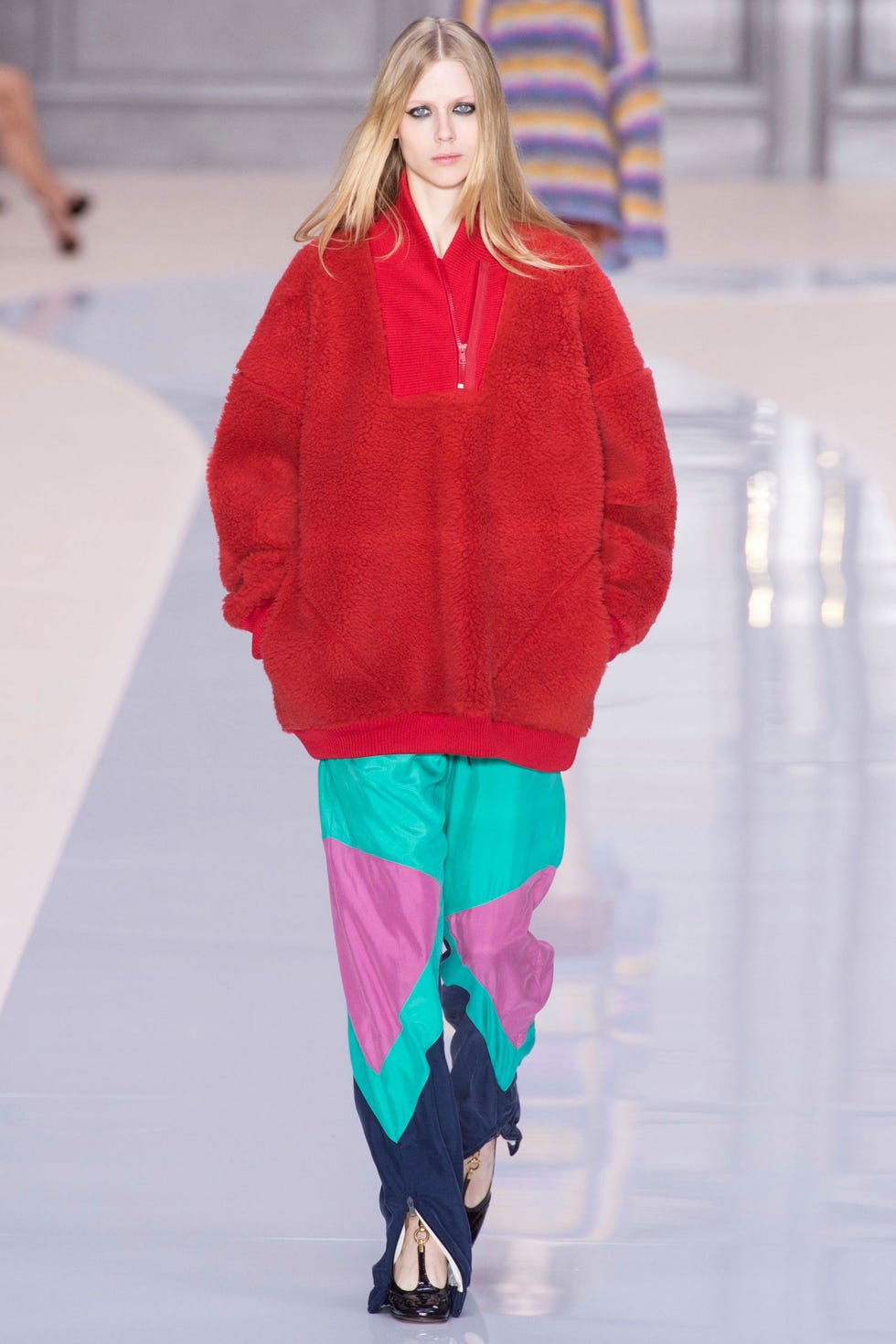 Sleeve, Winter, Fashion show, Textile, Joint, Outerwear, Jacket, Runway, Knee, Fashion model, 