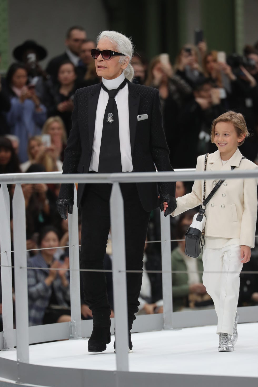 Trousers, Coat, Outerwear, Collar, Suit, Style, Formal wear, Sunglasses, Blazer, Fashion, 