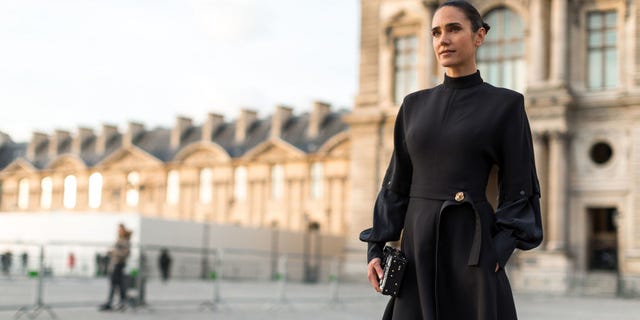 Street fashion, Fashion, Suit, Standing, Human, White-collar worker, Formal wear, Businessperson, Photography, Outerwear, Street fashion, Fashion, Suit, Standing, Human, White-collar worker, Formal wear, Businessperson, Photography, Outerwear,