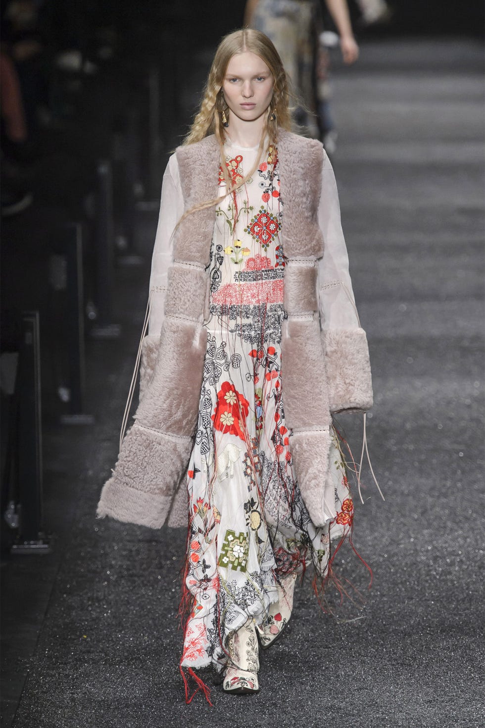 Fashion show, Runway, Style, Street fashion, Fashion model, Dress, Fashion, Model, Haute couture, Long hair, Fashion show, Runway, Style, Street fashion, Fashion model, Dress, Fashion, Model, Haute couture, Long hair,