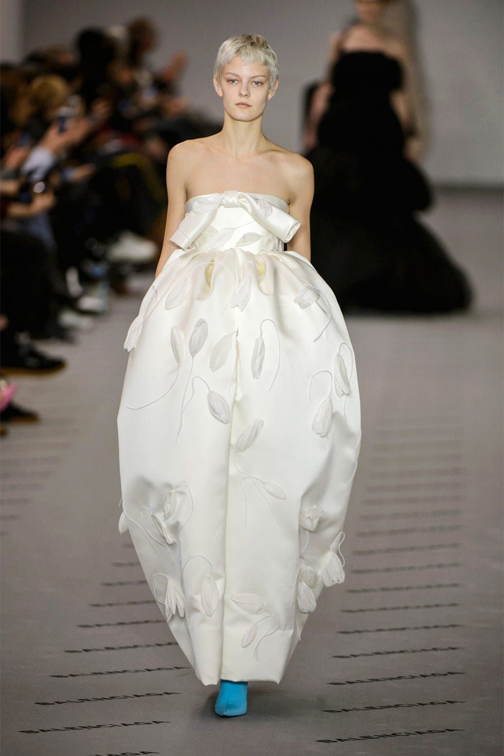 Fashion model, Fashion, Fashion show, Clothing, Dress, Haute couture, Shoulder, Runway, Gown, Fashion design, 