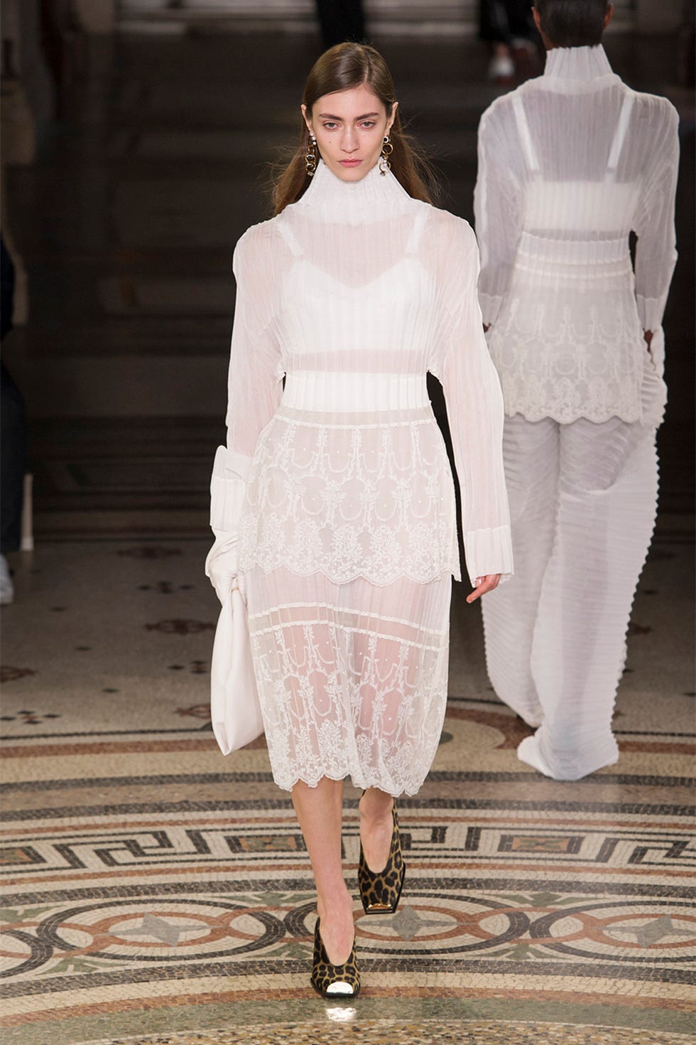 Fashion, Fashion model, Fashion show, White, Runway, Clothing, Haute couture, Shoulder, Public event, Event, 