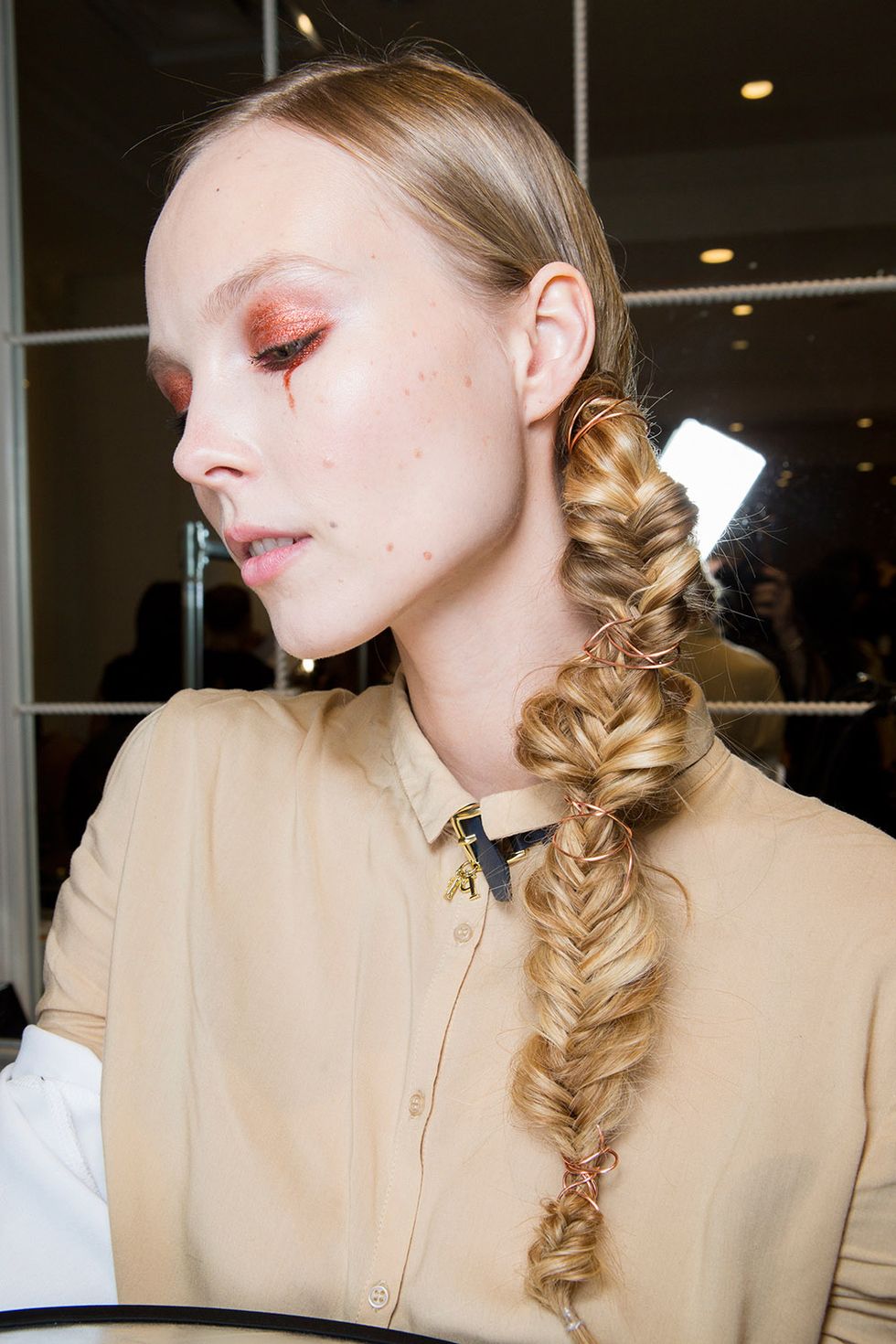<p>&nbsp;T<span>he fishtailed braid with bits of copper strung throughout was stunning (and unexpected) at Christian Sirianos fall show.</span><span class="redactor-invisible-space"></span></p><p></p>