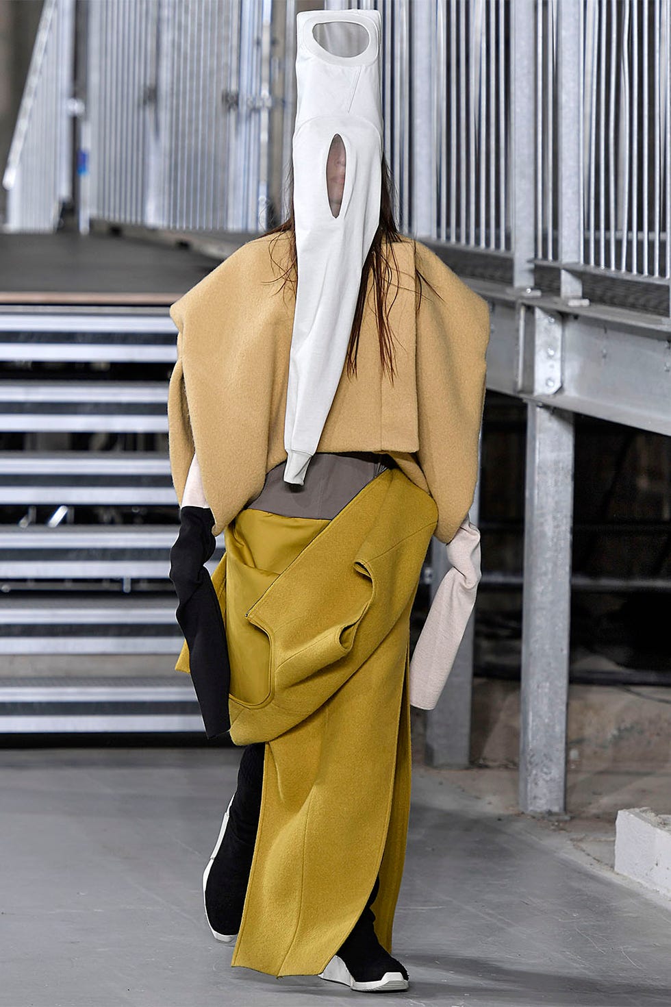 Yellow, Sleeve, Collar, Khaki, Bag, Street fashion, Beige, Shoulder bag, Fashion design, Costume design, 