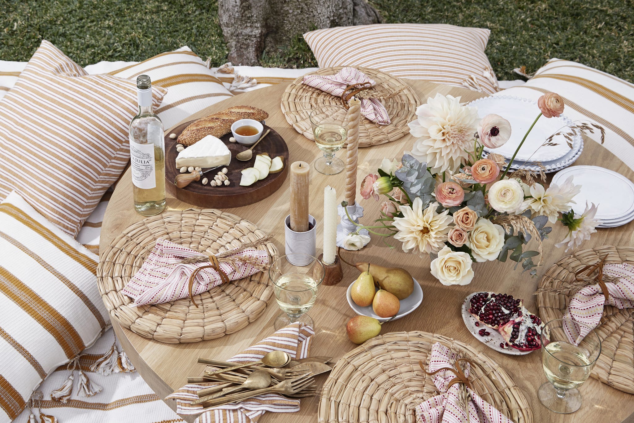 Table, Tablecloth, Picnic, Textile, Furniture, Recreation, Event, Tableware, Linens, Interior design, 