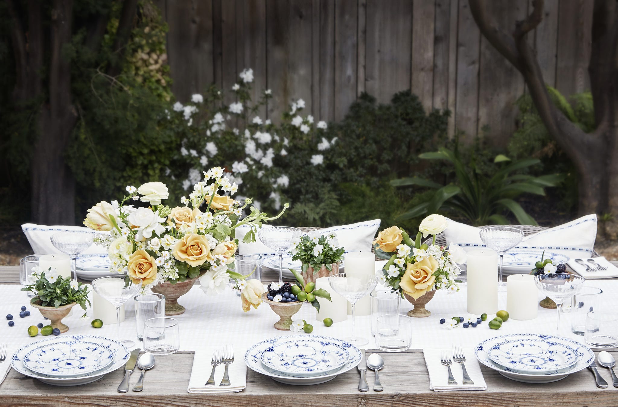 Tablecloth, Serveware, Dishware, Table, Porcelain, Furniture, Linens, Bouquet, Petal, Tableware, 