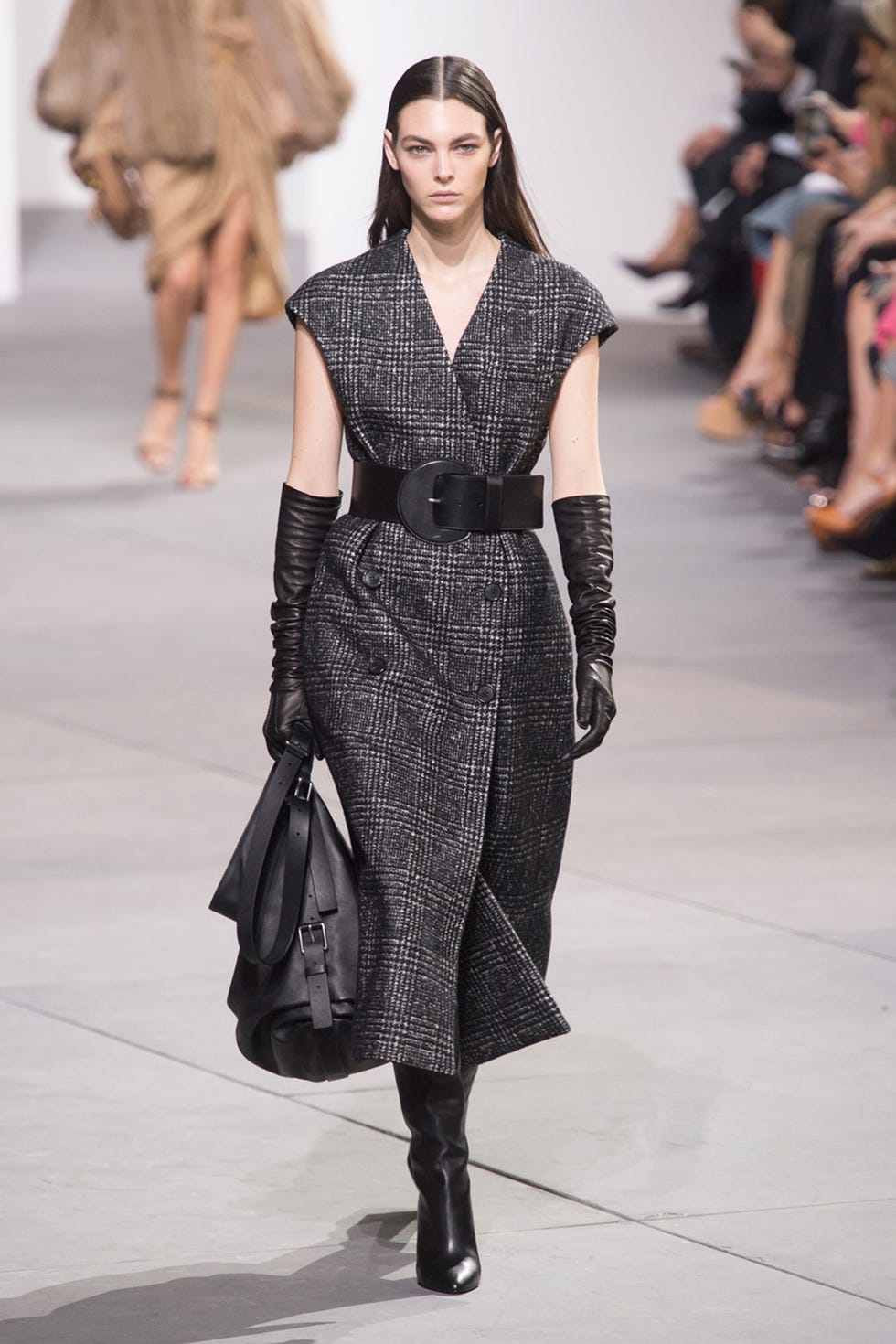 Fashion model, Fashion, Fashion show, Runway, Clothing, Haute couture, Public event, Event, Human, Footwear, 