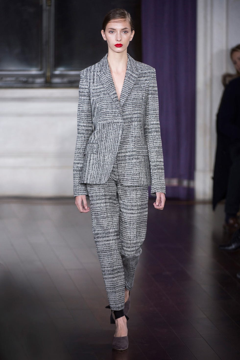 Fashion, Fashion show, Fashion model, Runway, Clothing, Public event, Outerwear, Human, Haute couture, Event, 