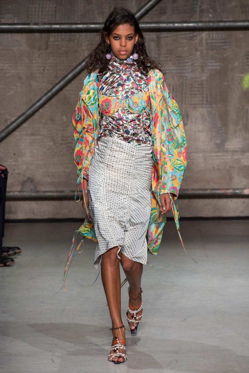 Fashion model, Clothing, Fashion, Fashion show, Runway, Fashion design, Outerwear, Neck, Street fashion, Event, 
