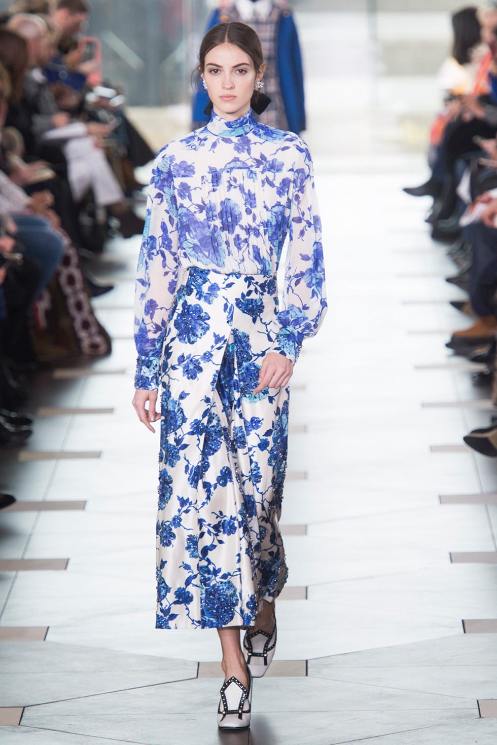 Fashion model, Runway, Fashion, Fashion show, Clothing, Blue, Street fashion, Cobalt blue, Haute couture, Fashion design, 