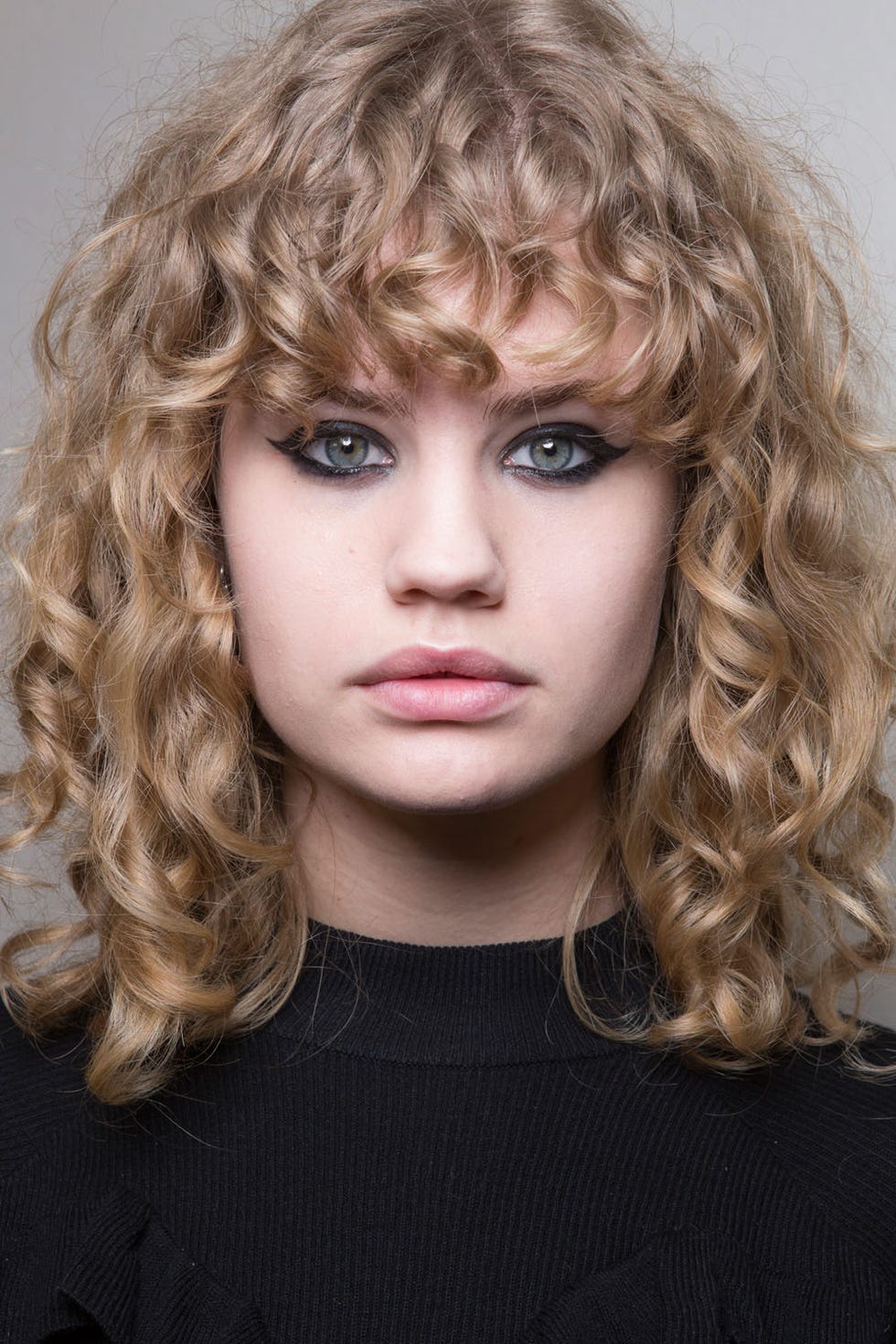 <p>While designer Clare Waight Keller's last collection for Chloé served-up everything we know and love about the brand (sweet mini dresses, tailored blazers, sporty sweaters), the beauty look was decidedly more punk. Makeup artist Aaron de Mey referenced Kate Moss backstage as he traced (and smudged) black pencil and gel liner around the models' lids. The line was ever-so-lightly flicked out, then topped with gloss before hitting the runway.<span class="redactor-invisible-space"></span></p>