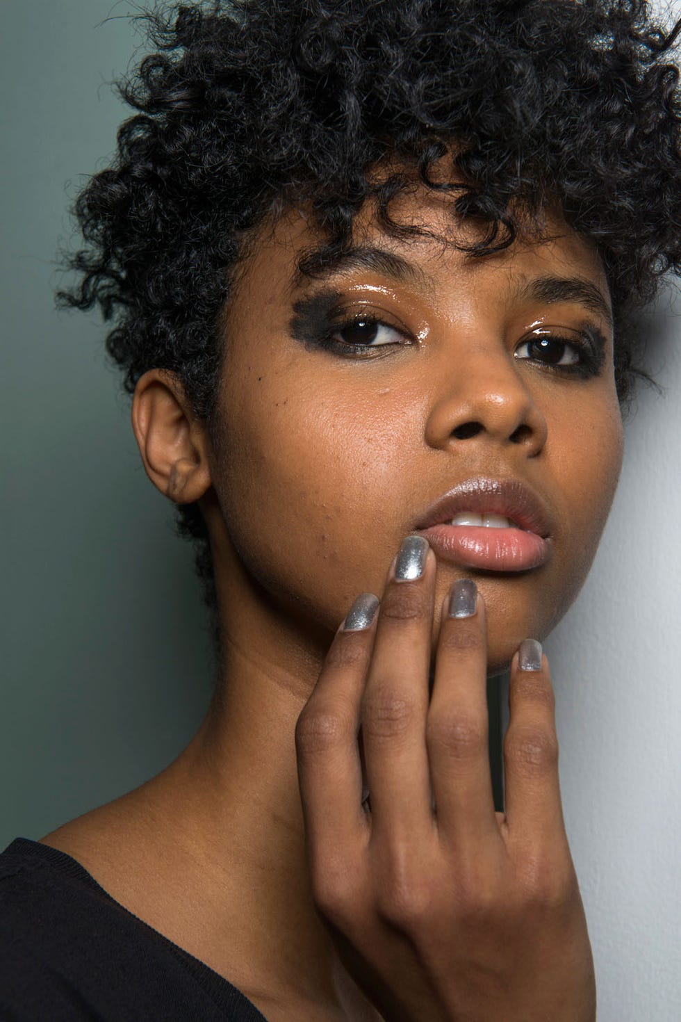 <p>At Osman, black pigment was artfully smudged on the outside corner of some seriously glossy lids.</p>