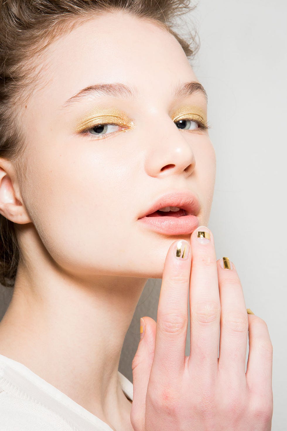 Laura Biagiotti <p>Another gold look, this time done in a yellow hue on both eyes and nails.</p>